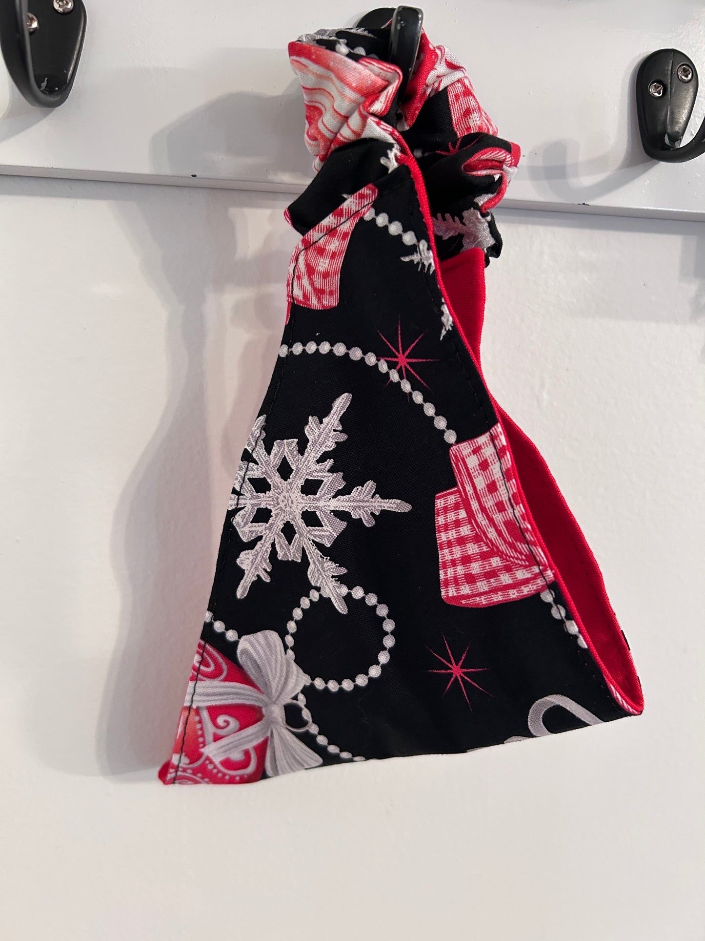🎄 Dazzling Reversible Scrunchie Dog Bandana - Holiday Ornaments & Solid Red