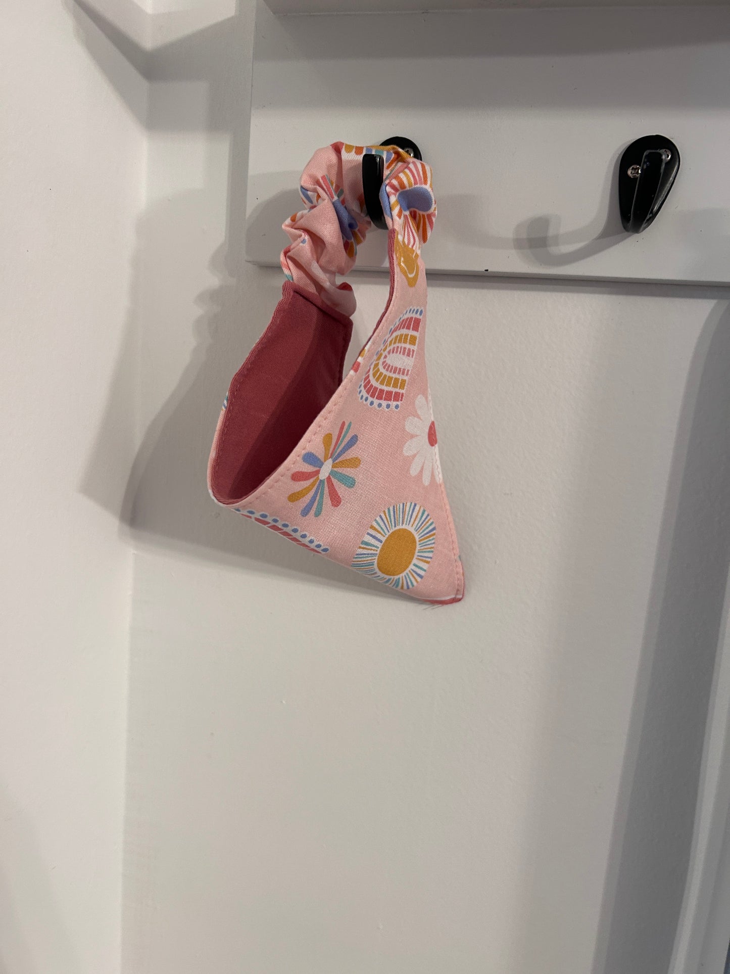 ✨ Reversible Scrunchy Dog Bandana – Smiley Rainbows & Solid Pink ✨
