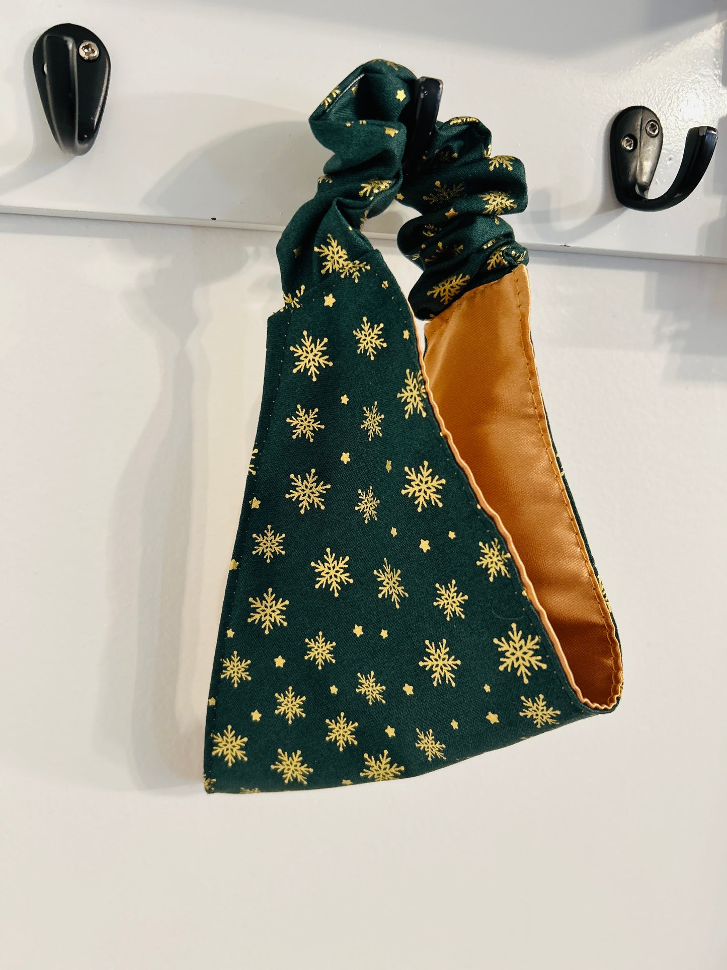 ❄️ Festive Reversible Scrunchie Dog Bandana - Emerald & Gold Snowflake