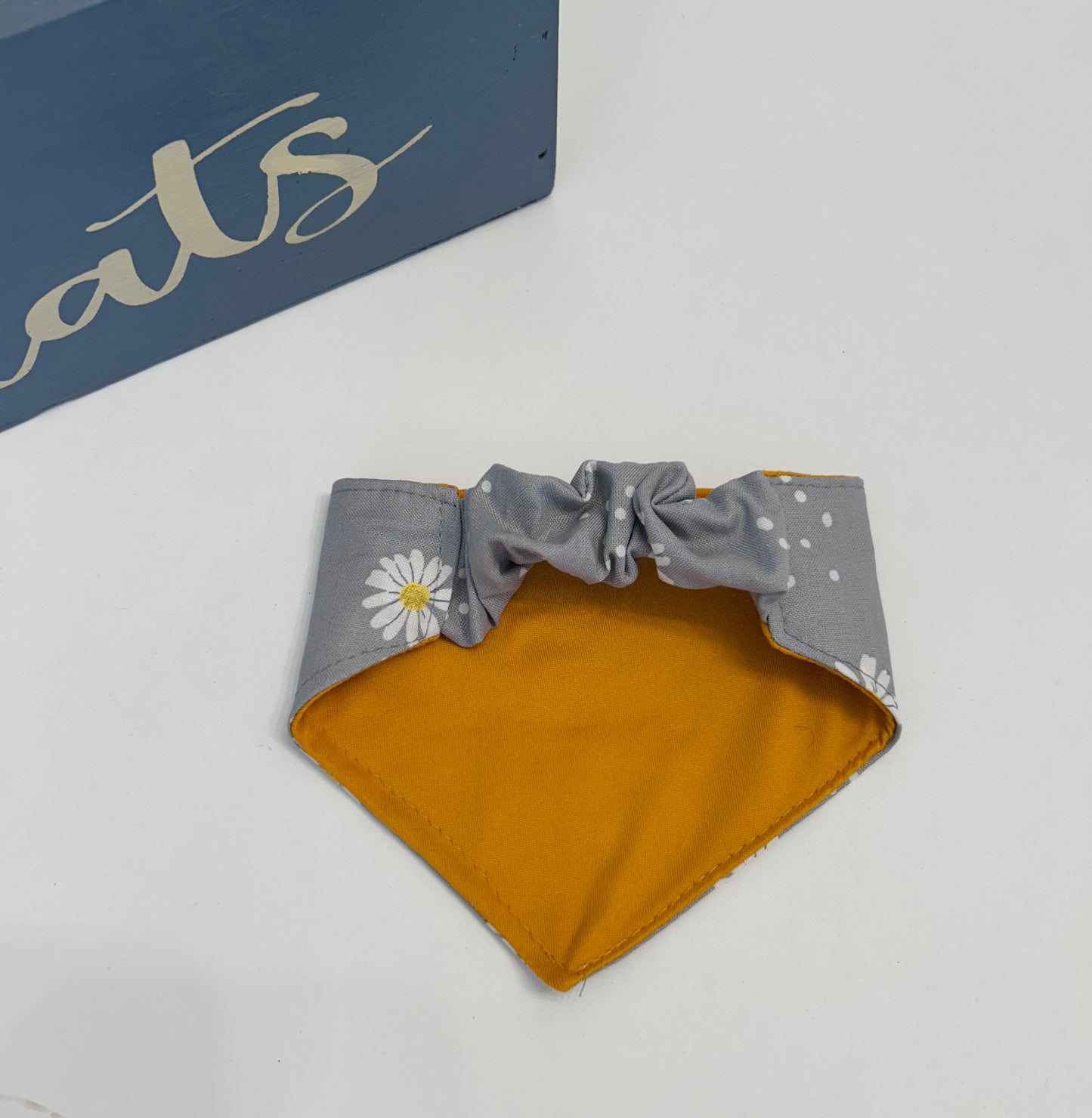 Gray Daisy Print Slip-On Pet Scrunchie