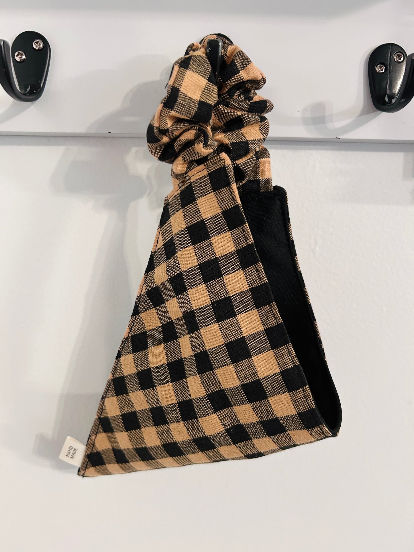 🐾 Cozy & Reversible Scrunchie Dog Bandana - Black & Tan Buffalo Plaid