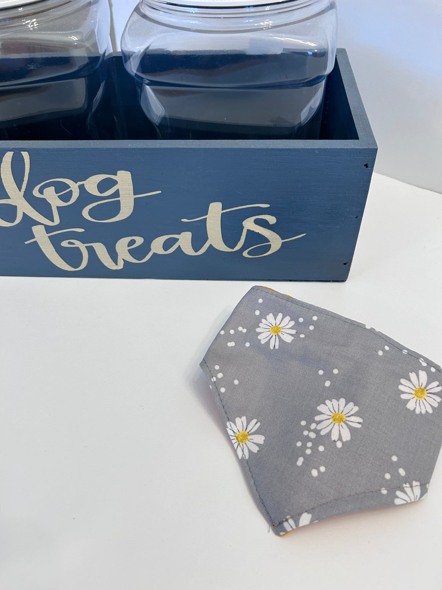 Gray Daisy Print Slip-On Pet Scrunchie