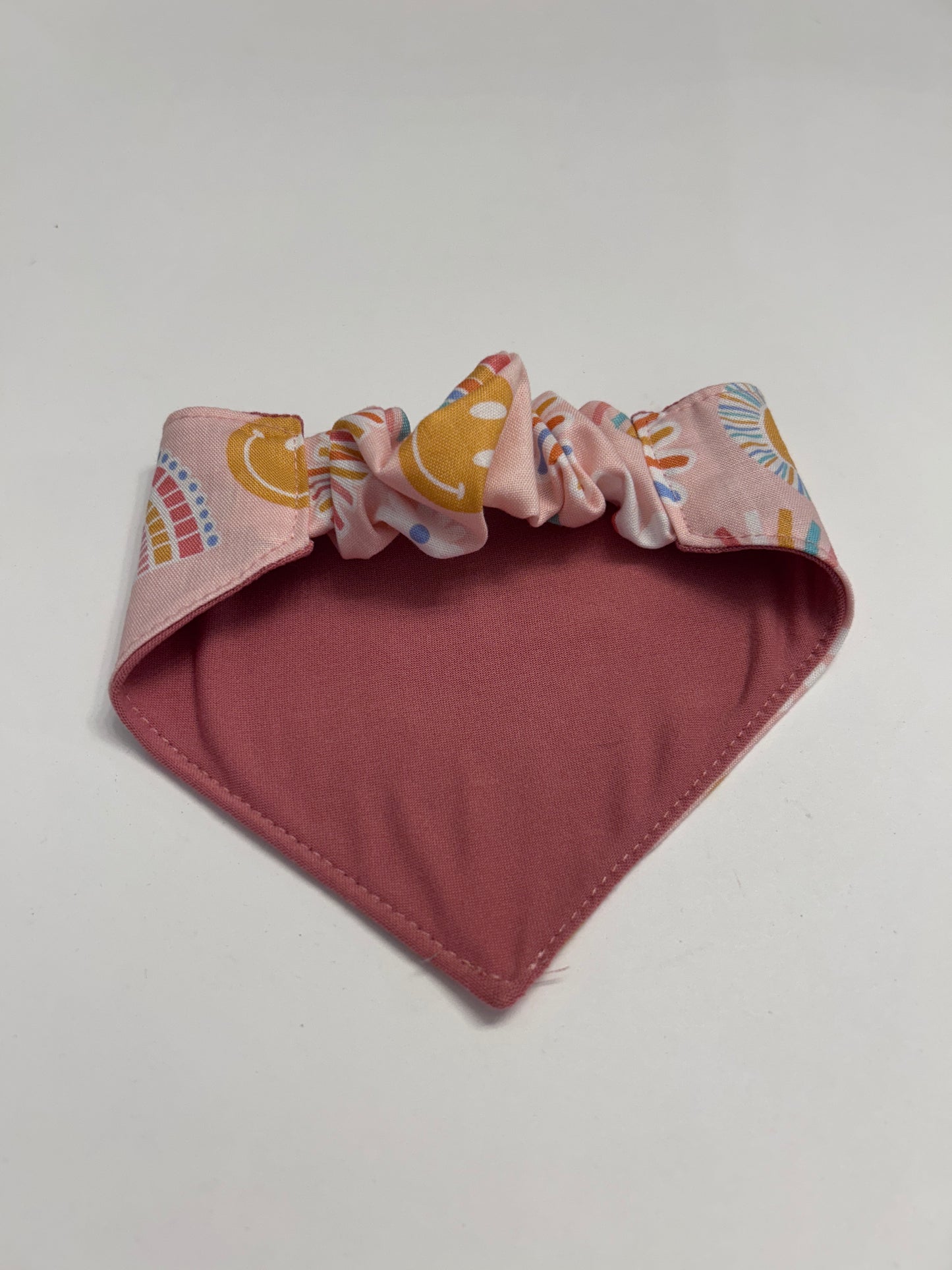✨ Reversible Scrunchy Dog Bandana – Smiley Rainbows & Solid Pink ✨