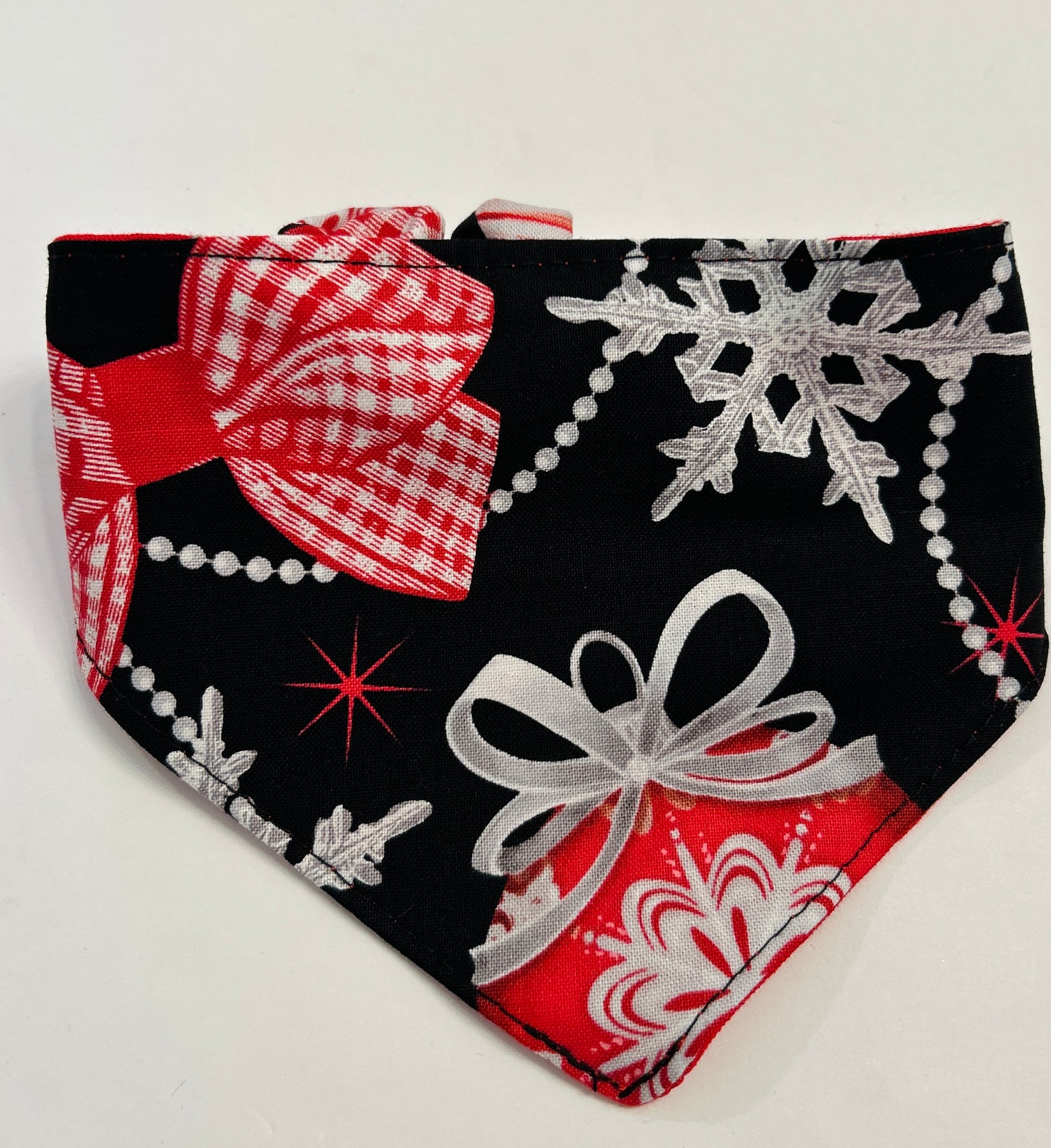 🎄 Dazzling Reversible Scrunchie Dog Bandana - Holiday Ornaments & Solid Red
